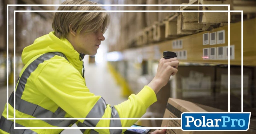 Kesätyöntekijöitä varastolle